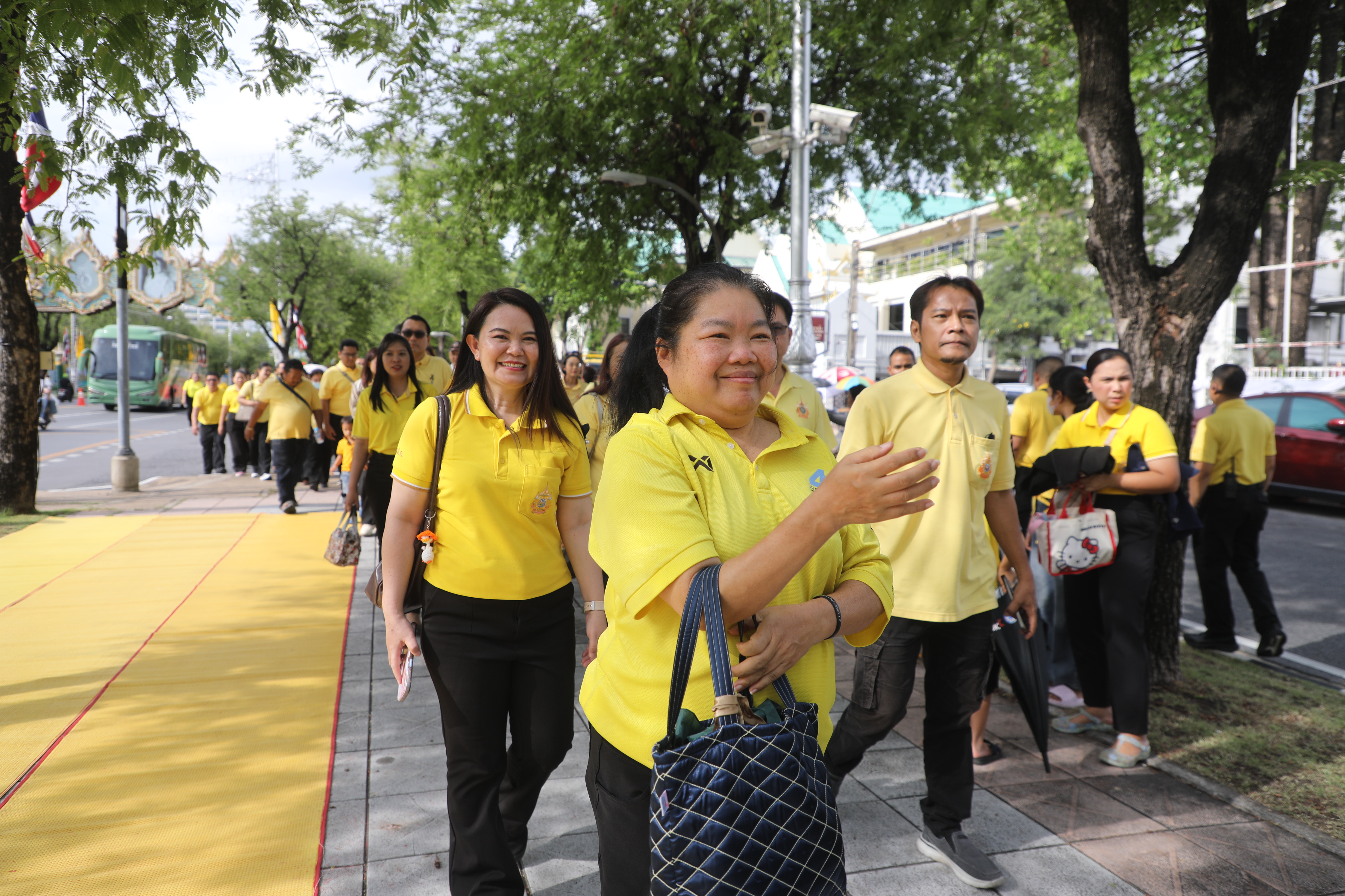 title - ส.ป.ก. ร่วมเฝ้ารับเสด็จฯ พระบาทสมเด็จพระเจ้าอยู่หัว และ สมเด็จพระนางเจ้า ฯ พระบรมราชินี เนื่องในโอกาสเสด็จพระราชดำเนินไปในการ พระราชพิธีเฉลิมพระชนมพรรษา 28 กรกฎาคม 2569